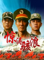 小溪边的美女